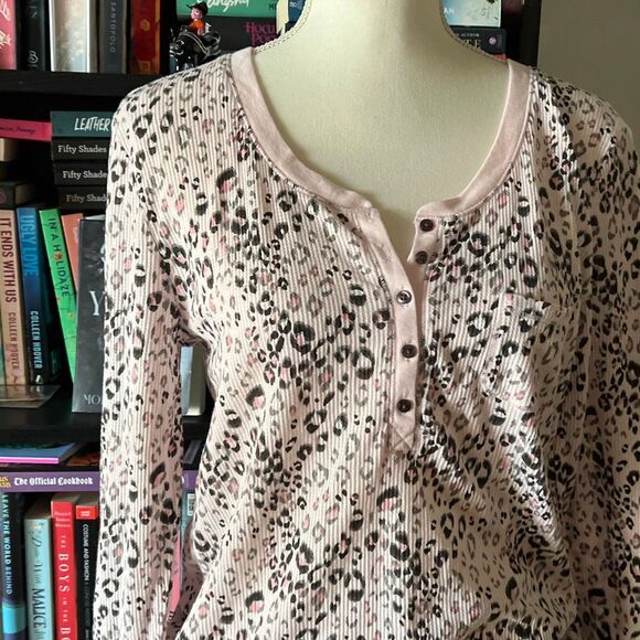 Jane & Bleecker Size Medium Pink Cheetah Print thermal pj top lounge top - Picture 2 of 6